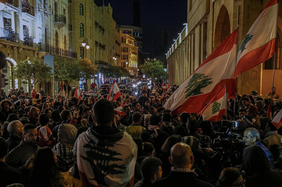 Lübnan'da eski Başbakan Hariri'nin adının yeniden aday olarak geçmesi binlerce insanın parlamento binası önünde toplanmasına yol açtı.