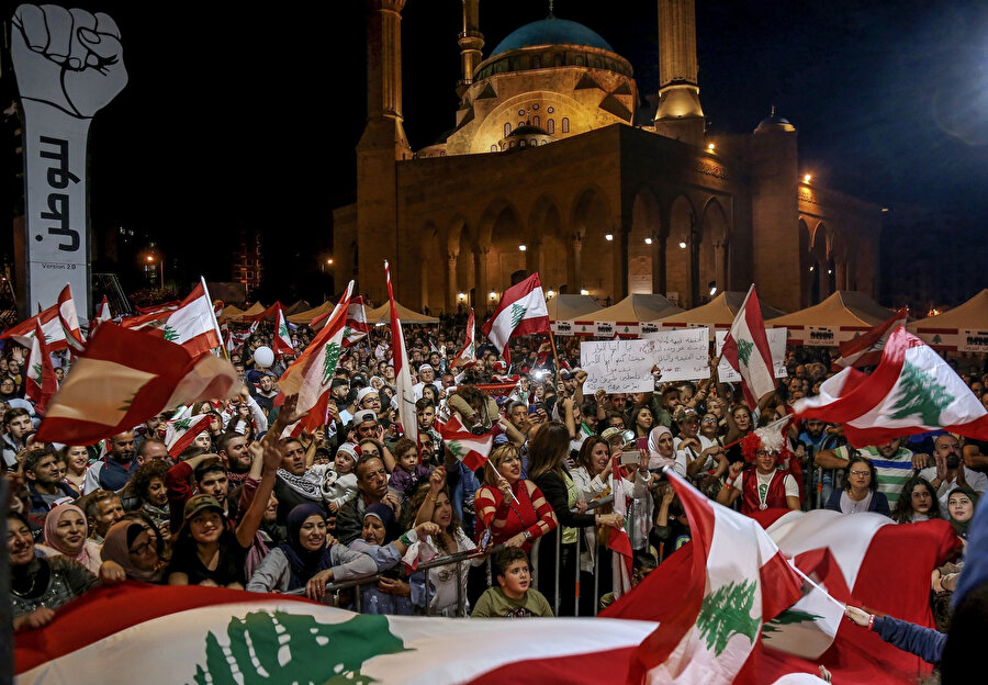 Lübnan'da Başbakan Saad el-Hariri, 17 Ekim'de ekonomik koşullara ve yeni vergilere karşı başlayan protestoların 13. gününde istifa etmişti.