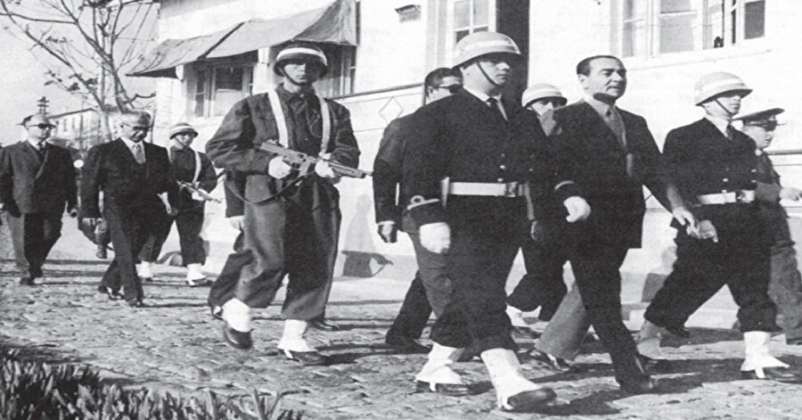 27 Mayıs’ın tek sebebi Adnan Menderes’in çizgi dışına çıkması değildir. Kemalist proje eskidiği için, yenilenmektedir.