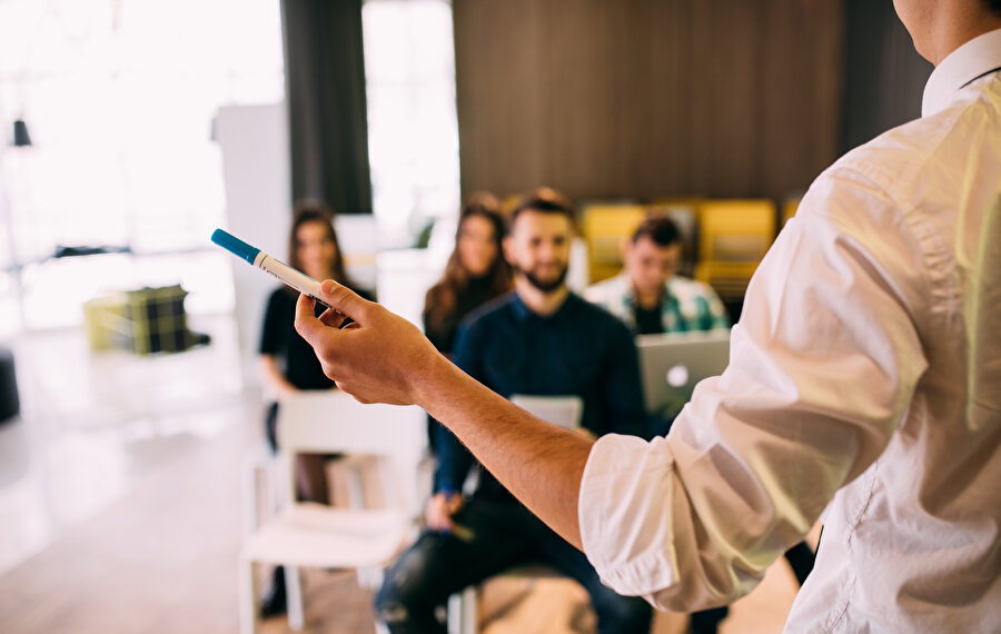Sıkı bir ajanda tutup o seminerden bu seminere koşturan insanları anlamaya çalıştım ve bir “ahali” olduklarını fark ettim.