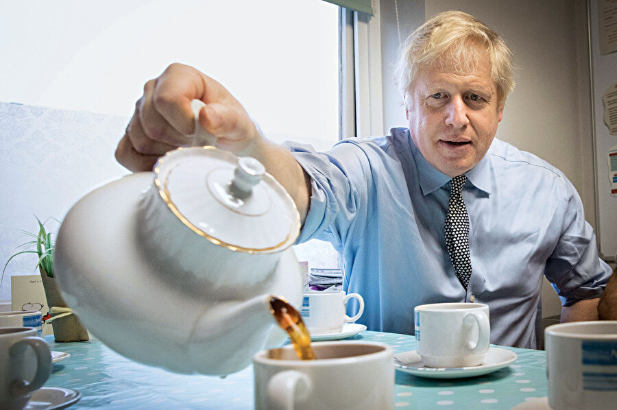 İngiltere Başbakanı Boris Johnson çay doldururken görünüyor.
