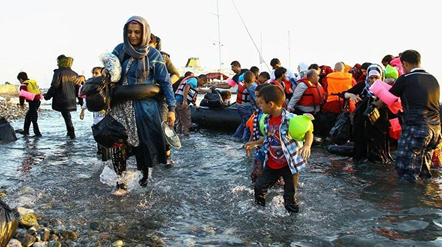 Mülteciler, Avrupa'ya gidebilmek için her şartı değerlendirmeye çalışıyorlar, kah kara yolu kah deniz yolu...