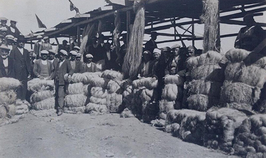 Çoktan tarihe karışan Taşköprü Panayırı’ndan bir fotoğraf. İlk kez yayınlanıyor olabilir. Kendir bağlarıyla poz veren köylüler. Kartın arkasına tarih düşülmüş: 1937.