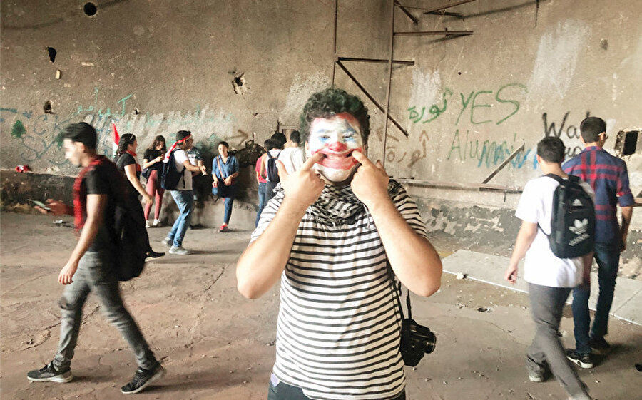  Lübnan ve Irak'taki gösterilerde genç eylemciler yüzlerini Joker karakterine boyadı. 