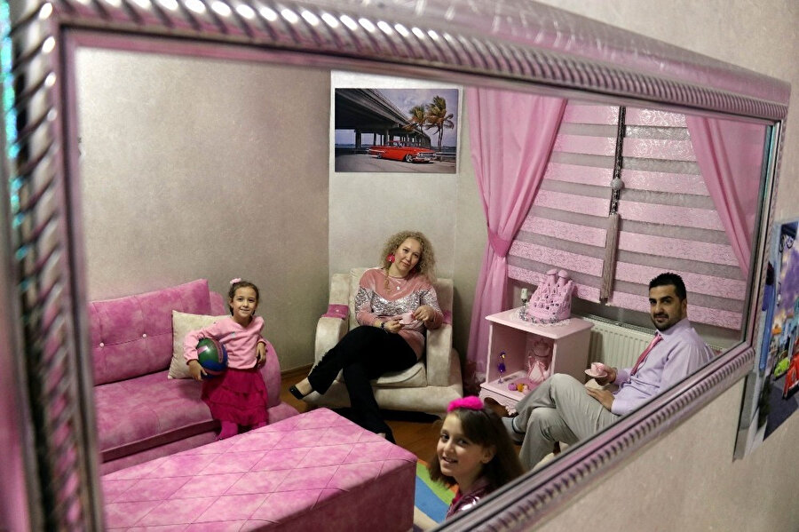 Ertay ailesi pembe ile donatılmış salonunda