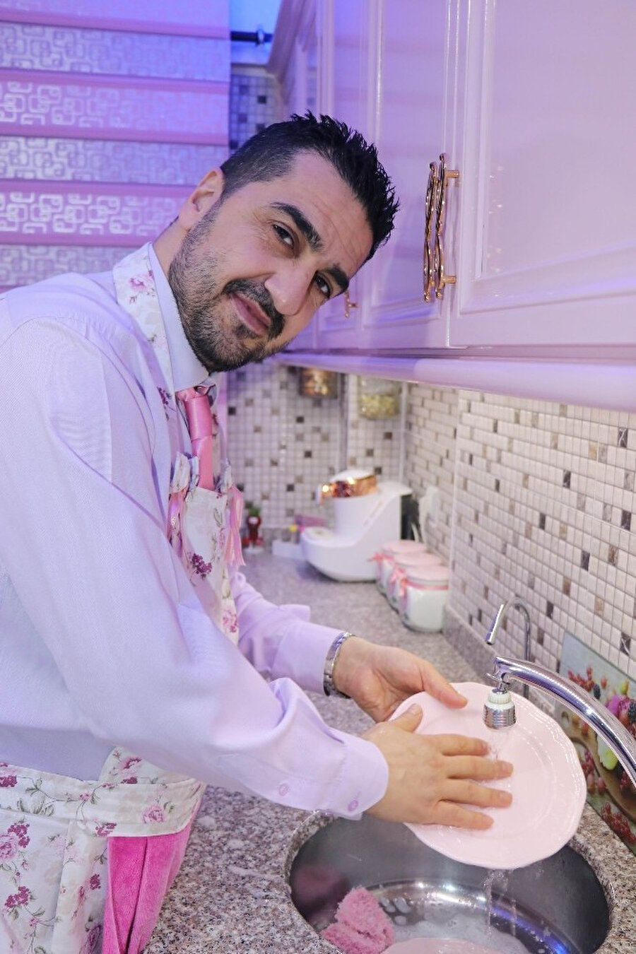 Mustafa Ertay, ev işlerinde eşine yardım ediyor