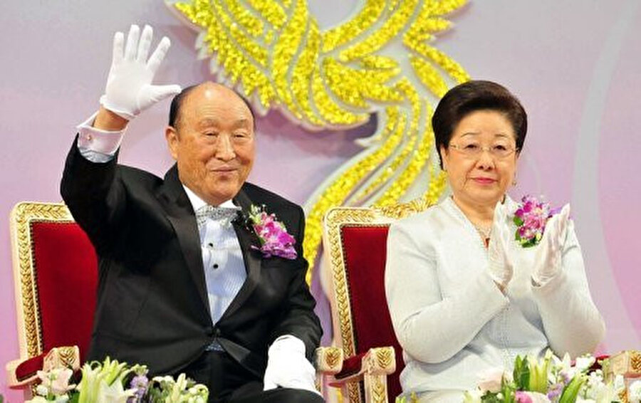 Sun Myung Moon tarafından 1954’te Seul’de kurulan Moon Tarikatı, düzenlediği toplu nikah törenleriyle tüm dünyada büyük üne kavuşmuştu.