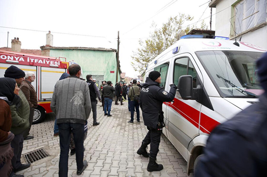 Konya'da kerpiç ev çöktü. Bölgeye polis ve sağlık ekipleri sevk edildi. 