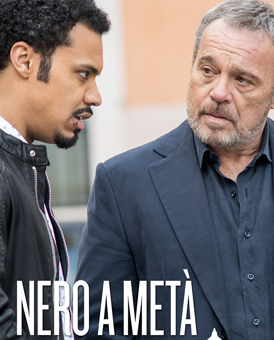 Bir İtalyan polisiyesi olan Nero a metà, emektar dedektif Carlo’nun (Claudio Amendola) bir pazar yerinde şüphelileri kovalarken donmuş bir ceset bulmasıyla gelişen olayları konu alıyor. Cinayeti çaylağı Malik (Miguel Gobbo Diaz) ile soruşturan Carlo, vakada yaşanan büyük bir gelişmenin peşine düşerken, beklemediği şekilde hem kendi önyargıları hem de geçmişinden insanlarla yüzleşeceği birtakım olaylar yaşıyor. Yönetmenliğini Marco Pontecorvo’nun üstlendiği bol gerilimli ve aksiyonlu dizi, toplam 12 bölümden oluşuyor.
