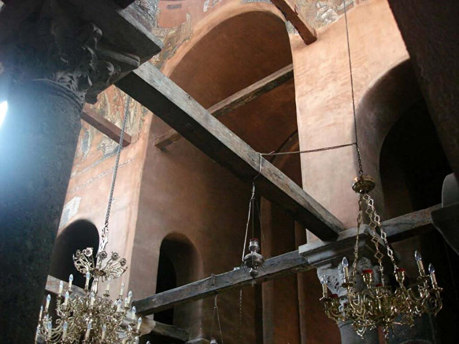 UNESCO tarafından Dünya Kültür Mirası Listesine alınmış olan Zeyrek Camii, Pantokrator Manastır Kompleksinin merkezi olarak, İmparatoriçe İrene tarafından 12. yy.’ın ilk yarısında ( 1118-1136 ) vakfedilmiştir. 