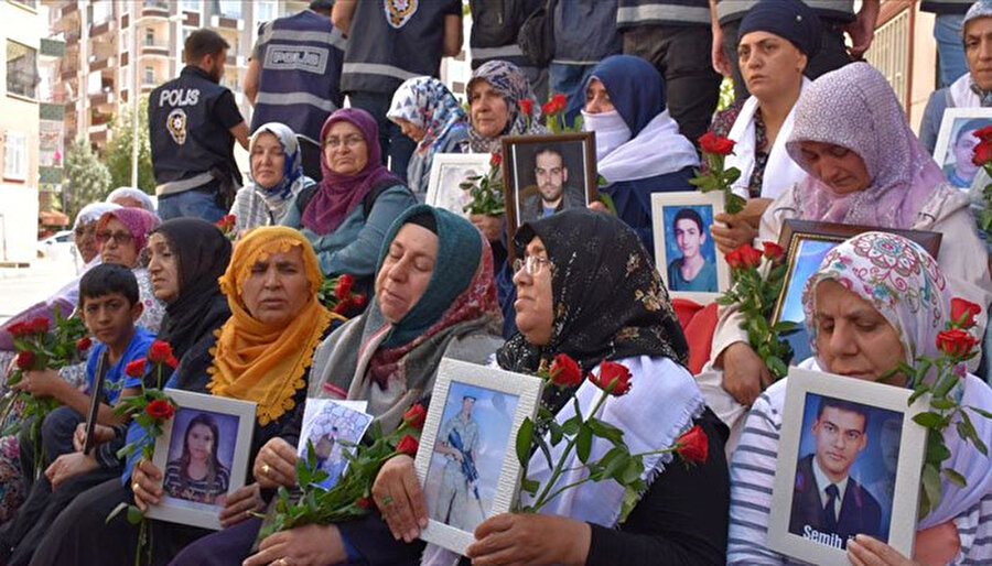 Dağa kaçırılan çocukları için Diyarbakır HDP İl Başkanlığı binası önünde başlayan oturma eylemi devam ediyor. Diyarbakır anneleri olarak adlandırılan ailelerin evlat nöbeti 100'üncü güne ulaştı. 