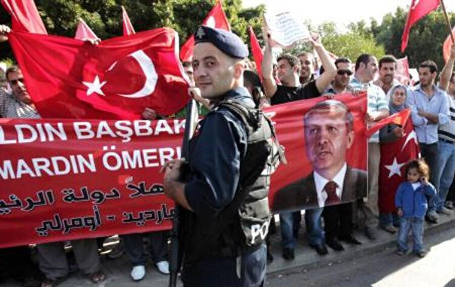 Lübnan’da cadde ve sokaklar, Recep Tayyip Erdoğan’ın fotoğraflarıyla ve Türk bayraklarıyla donatılmıştı....