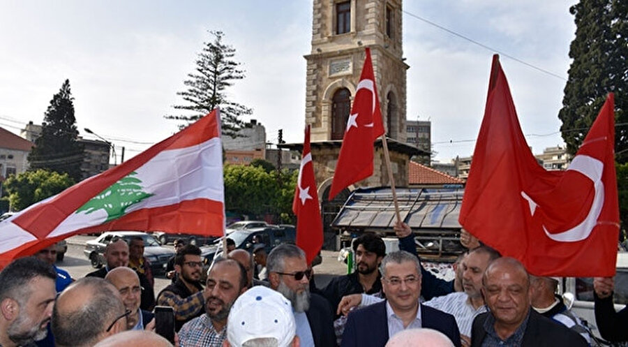 Lübnan halkı her fırsatta Türk bayrağı açıyor...