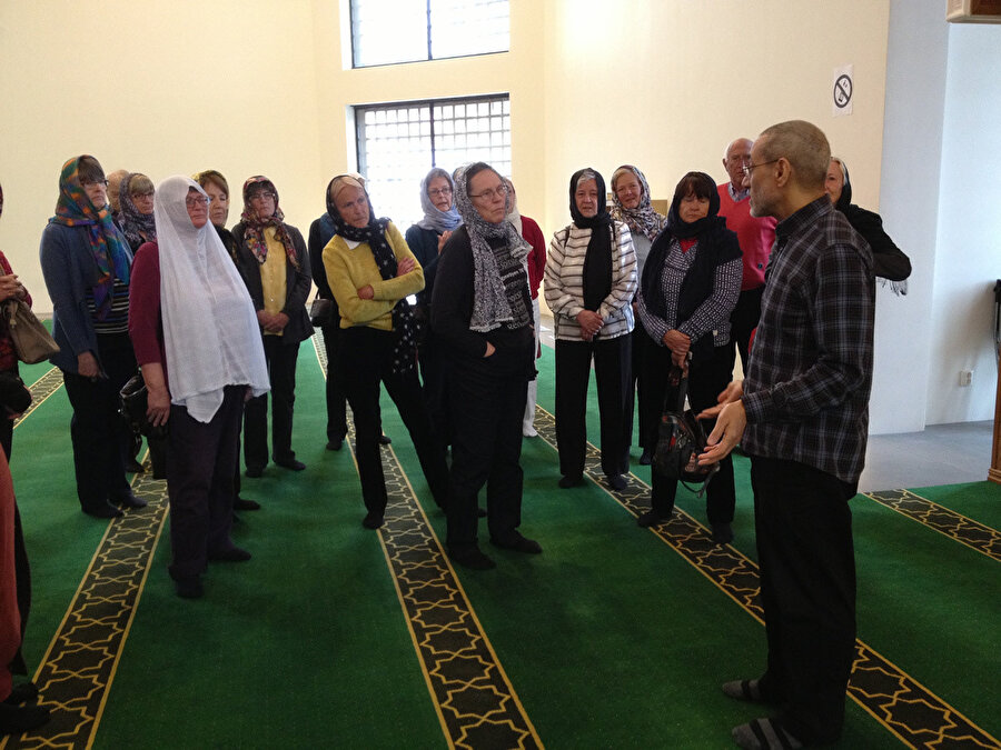 Goteborg Camii imamı İsveçli kadınların cami ve İslam'la ilgili sorularını cevaplıyor.