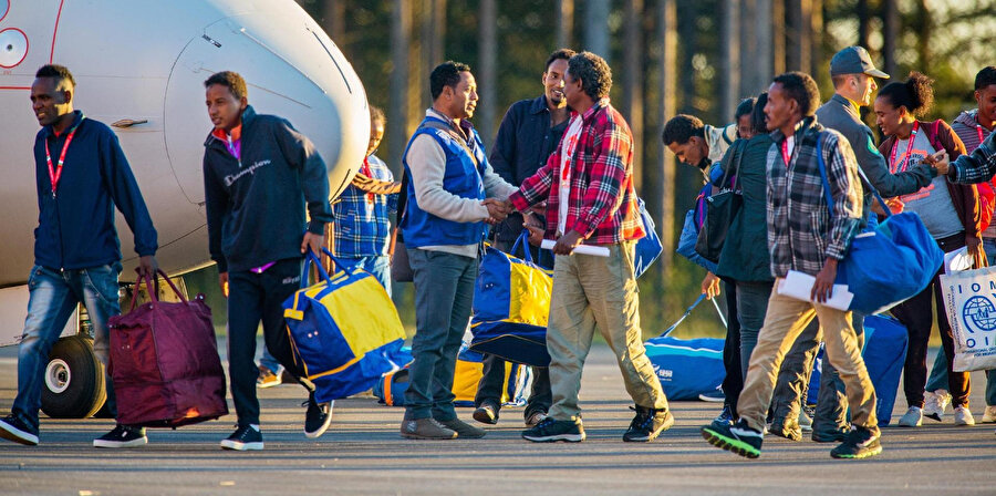 Eritre'den İsveç'e göç eden mültecilerin hava limanında karşılanması...