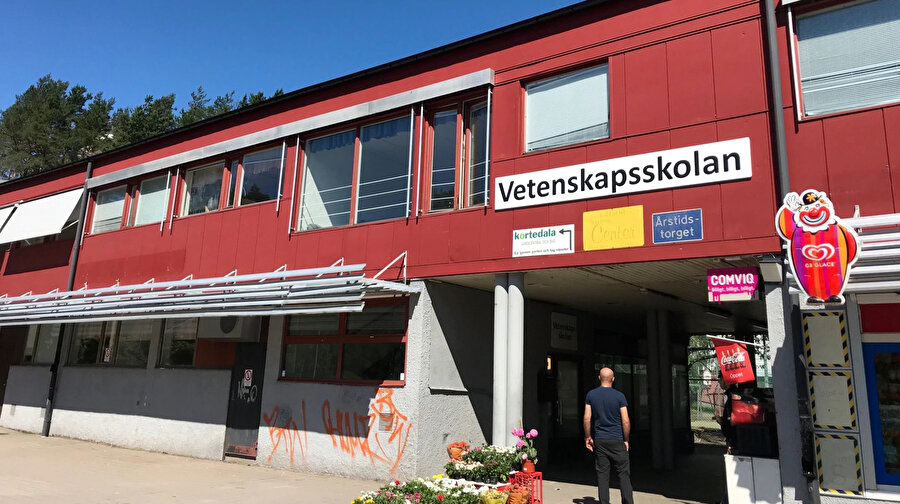 İsveç'in en başarılı okullarından “Safirskolan” ülkedeki siyasi tartışmaların hedefine çevrilmiş durumda.