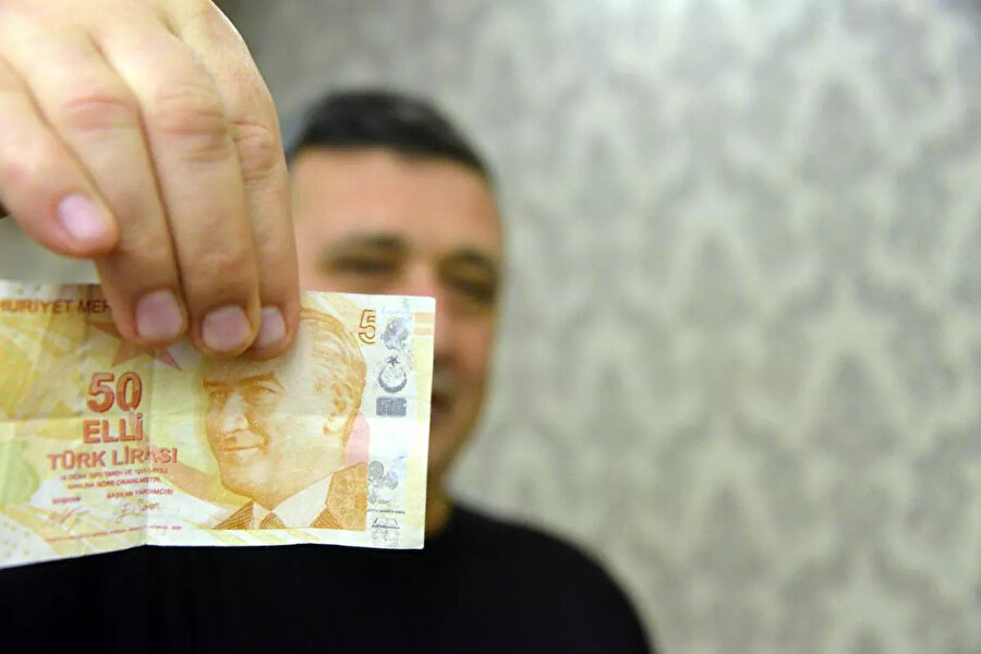 Esnaf Eshabil Nalbantbaşı, ellindeki 50 liralık paranın antika olduğunu belirti. 