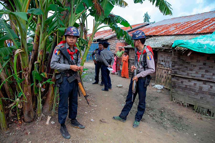 Myanmar ordusu, Arakanlı Müslümanlara karşı orantısız güç kullanmakla suçlanıyor.