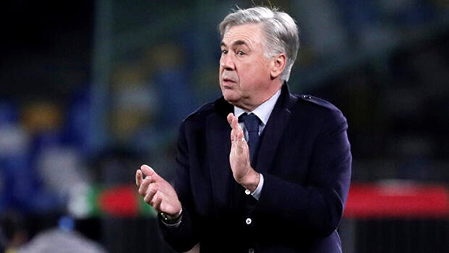 Napoli, Carlo Ancelotti ile Genk maçının ardından yollarını ayırdı.