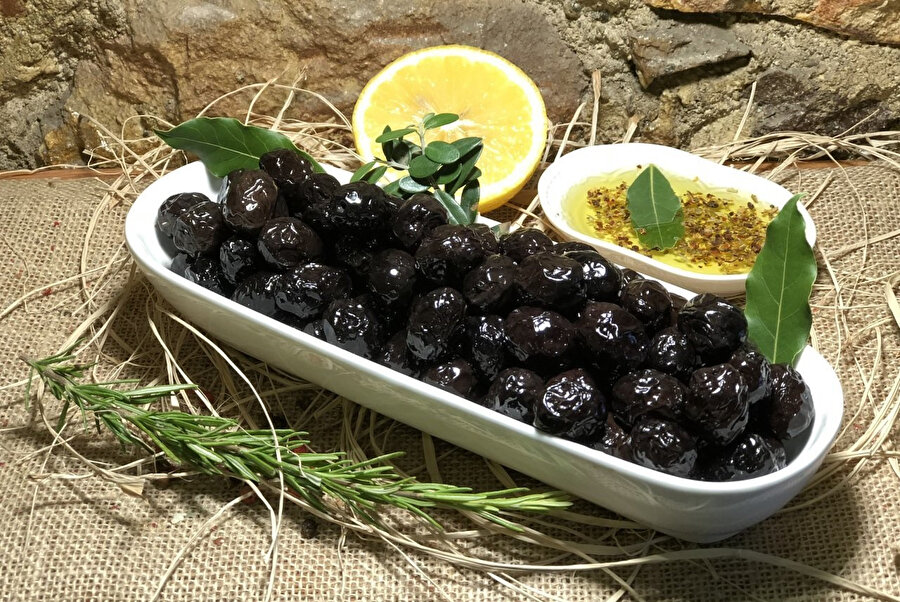 Zeytinin rengini karartmak için paslı demir koyuyorlar