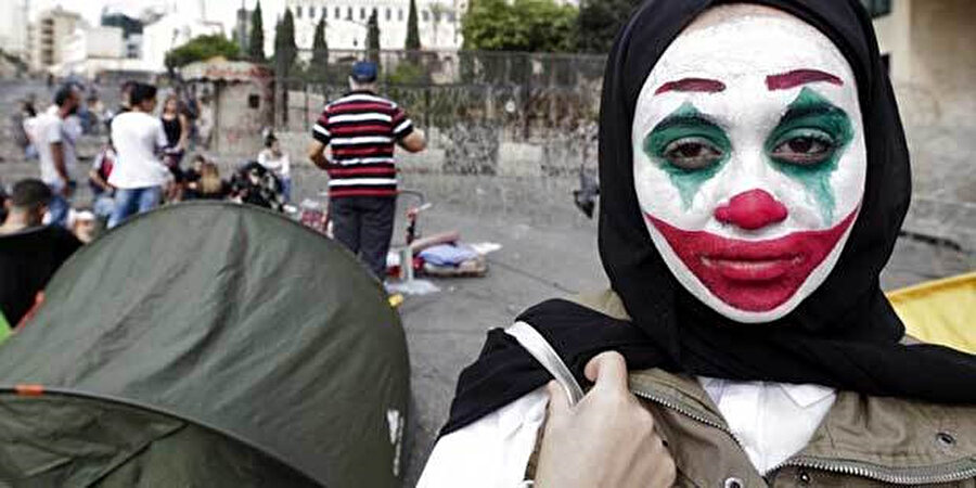 Beyrut'da gösterilere Joker maskesiyle katılan kadın, önemli açıklamalarda bulundu...