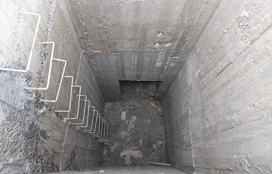 4 metre aşağı inildiğinde beton duvarlarla örüldüğü görülen tünelin girişi göze çarpıyor.