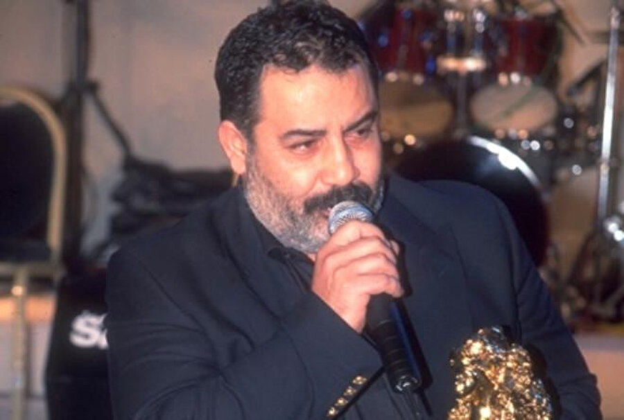 10 Şubat 1999 gecesi Türkiye’nin en ünlü sanatçılarının ve simalarının bulunduğu bir salonda tören yapılır. 