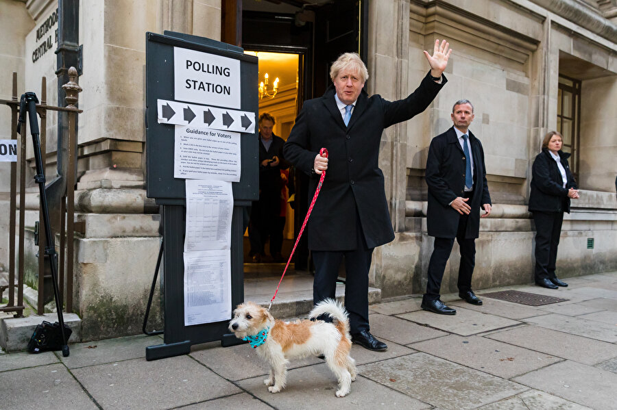 Başbakan Boris Johnson köpeğiyle oy kullanmaya gitti