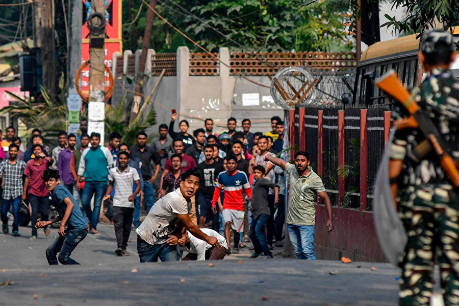 Hindistan'ın Assam eyaletinde vatandaşlık yasasını protesto eden göstericiler.