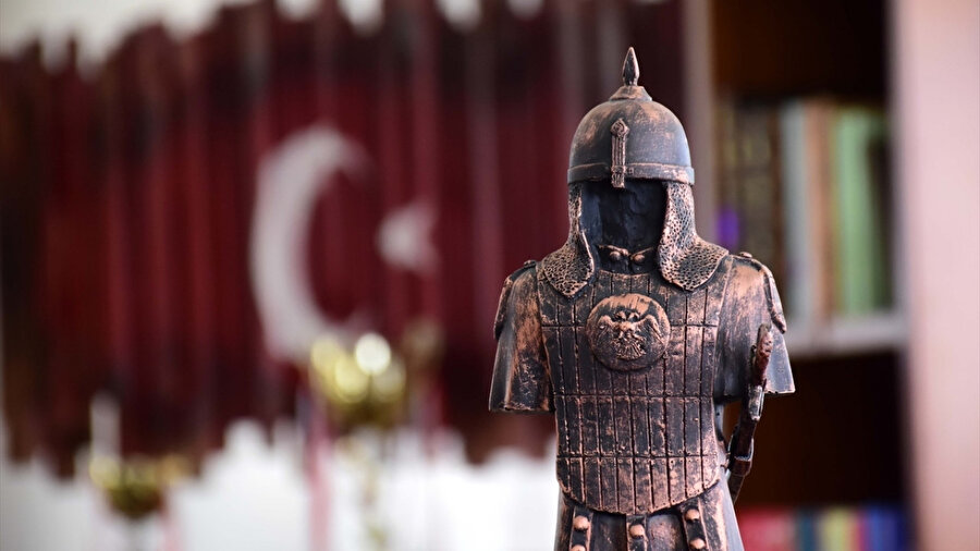 Sultan Alparslan I Tanitmak Icin Mini Heykeller Yapiyorlar