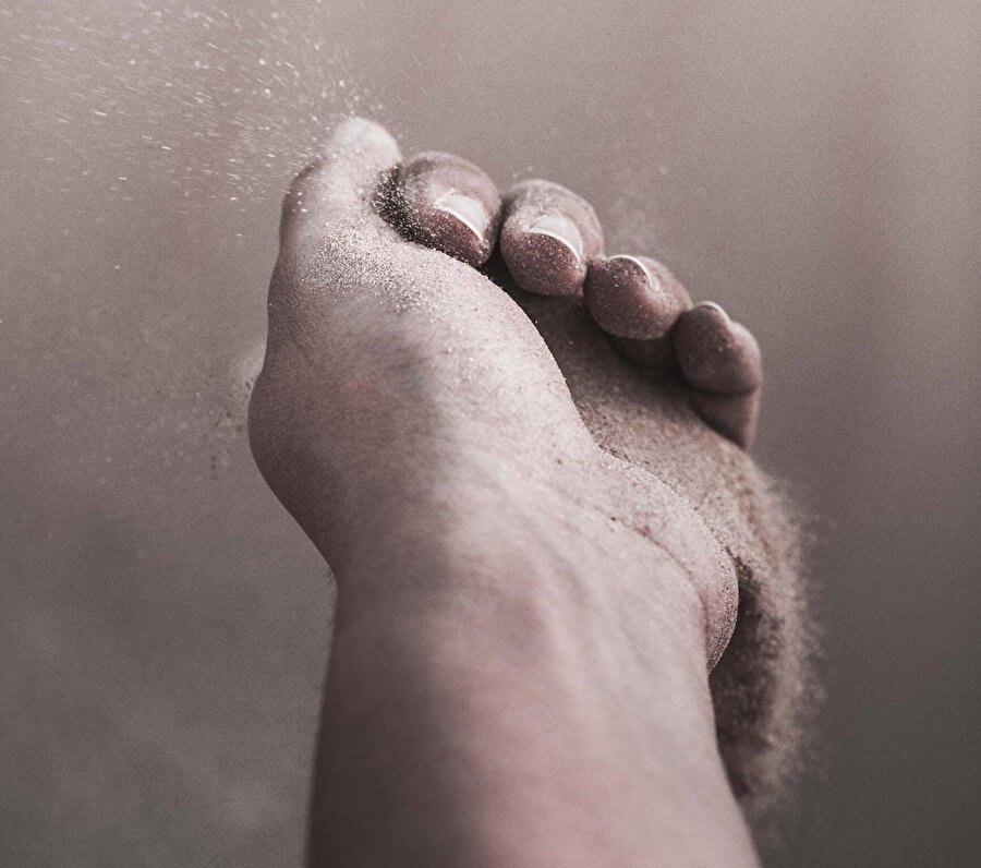 Her şeyi bildiğin için tıkanıyor zaman.