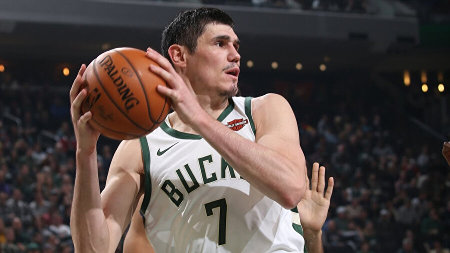 Milwaukee Bucks 22 galibiyetle 1. sırada bulunuyor.
