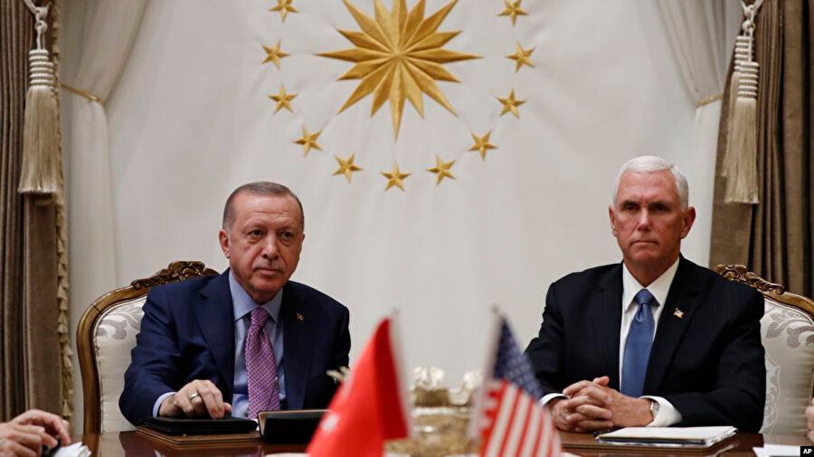 Pence Ankara'ya geldikten sonra ilk olarak Cumhurbaşkanı Erdoğan'la ikili görüşme yaptı. Pence'in yanında Amerika'nın Suriye Özel Temsilcisi James Jeffrey yer aldı.