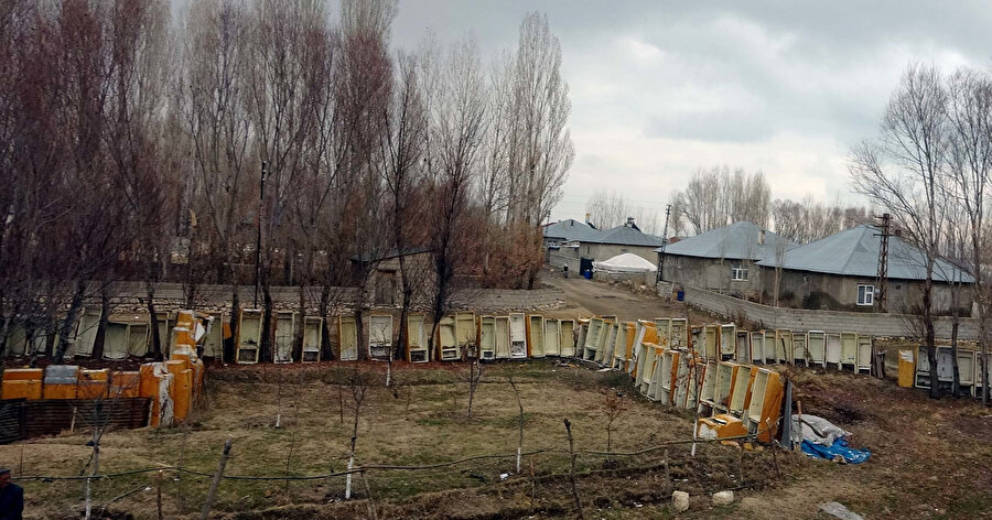 Tel örgü ve briket maliyetleri yüksek olunca çöpten topladığı 350 atık buzdolabından bahçesine duvar ördü