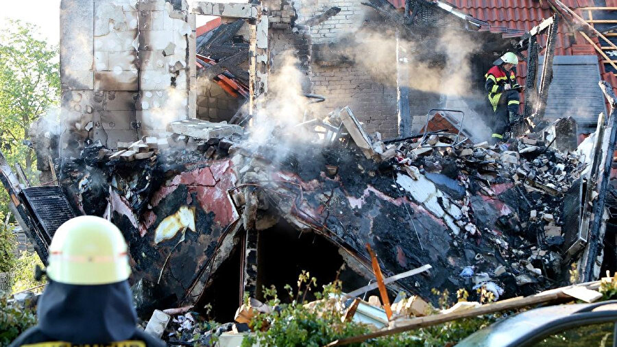 Almanya'da 5 katlı bir apartmanda patlama meydana geldi