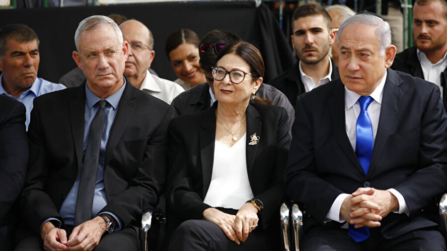 Mavi-Beyaz İttifakının lideri Benny Gantz ( solda) ve Binyamin Netanyahu. (en sağda)