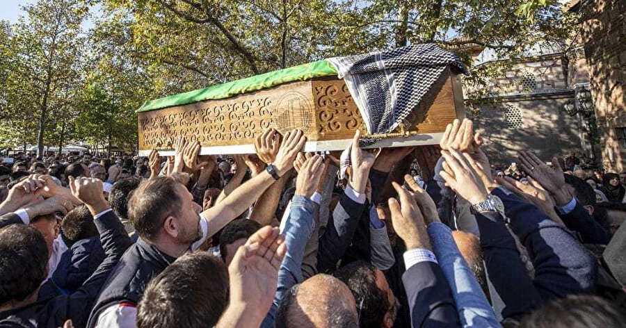 85 yaşında vefat eden usta yazar için Ankara Hacı Bayram Camii’nde cenaze töreni düzenlendi. Törene, Pakdil’in sevenleri ve öğrencileri katıldı.