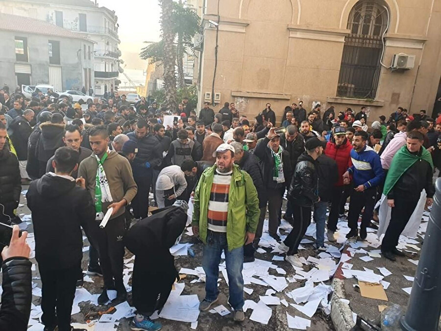 Protestocular oy sandıklarını kırarak pusulaları yırttı.
