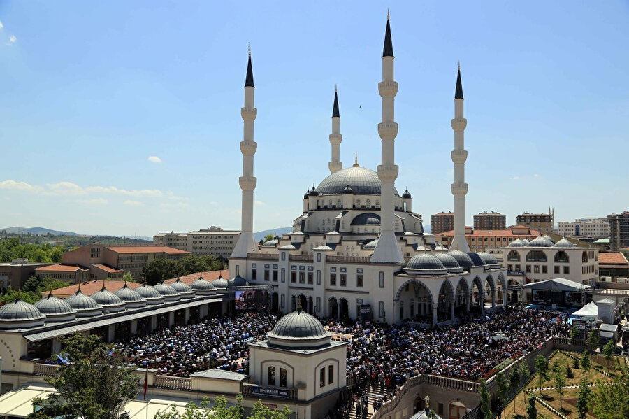 Ahlakımızla, bilgimizle, çalışkanlığımızla ötekilere örnek olacağımıza serzenişle vakit harcıyoruz.
