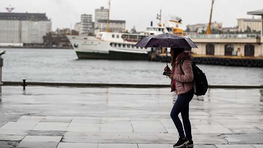 Bugün İstanbul'a yağmurlu bir havanın hakim olması bekleniyor.