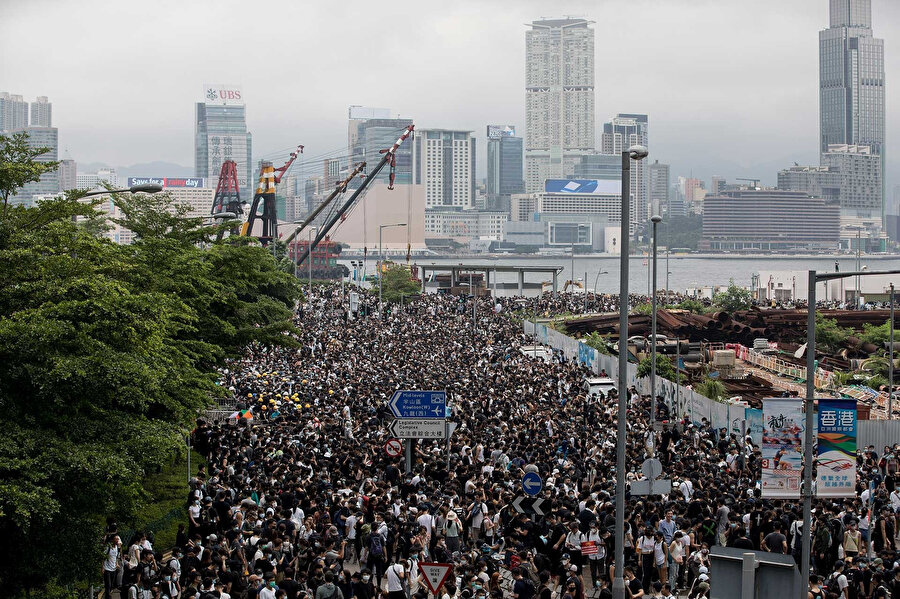 Sosyal medya üzerinden organize olan Hong Kong halkı ülkelerindeki suçluların Çin'e "iade edilmesiyle ilgili yasa tasarısını" protesto etmek için sokakları doldurdu...
