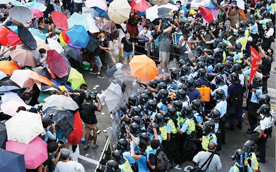 Hong Kong'daki protestolar Şemsiye Devrimi olarak adlandırıldı...