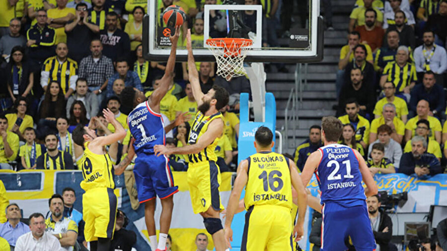 Anadolu Efes, Fenerbahçe'yi Avrupa kupalarında yaklaşık 24 yıl sonra deplasmanda yenmeyi başardı.