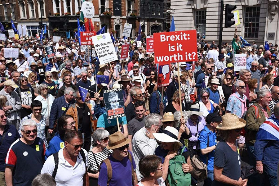 İngiltere'de ki protestocular kötü yönetilen BREXIT sürecinin durmasını istiyor...