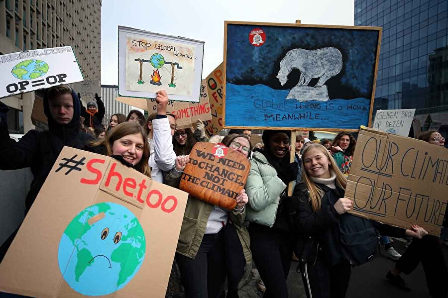 Avrupa’da öğrencilerin öncülüğünde başlayan iklim protestoları yayılıyor. İngiltere'de binlerce öğrenci iklim değişikliği sorununa dikkat çekmek için dersleri boykot etti...