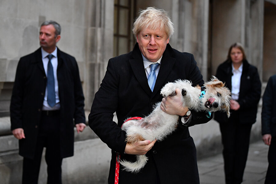 Boris Johnson oy kullanmaya köpeğiyle birlikte gitti.