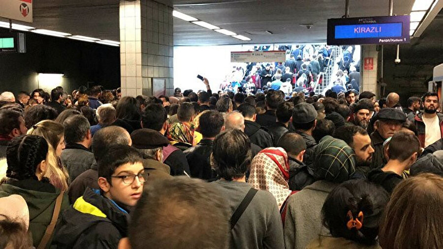 Metro duraklarında yoğunluk yaşandı