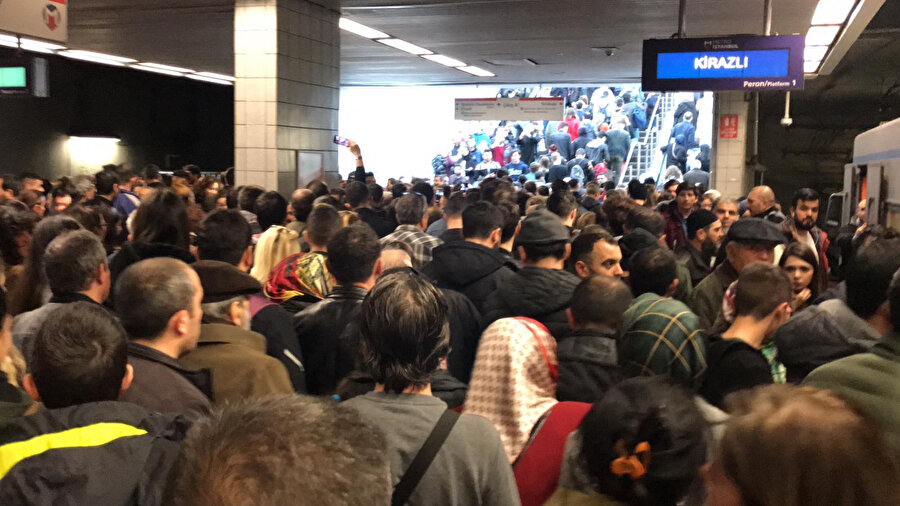 İstanbul'da Yenikapı-Atatürk Havalimanı ve Yenikapı-Kirazlı metro seferleri teknik arıza nedeniyle aksadı