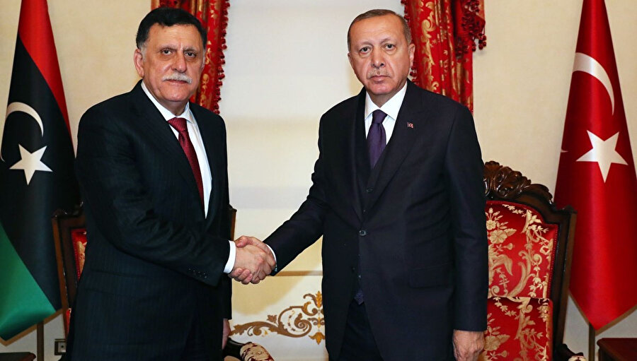 Cumhurbaşkanı Recep Tayyip Erdoğan, Libya Ulusal Mutabakat Hükümeti Başkanlık Konseyi Başkanı Fayez Al Sarraj ile tokalaşırken