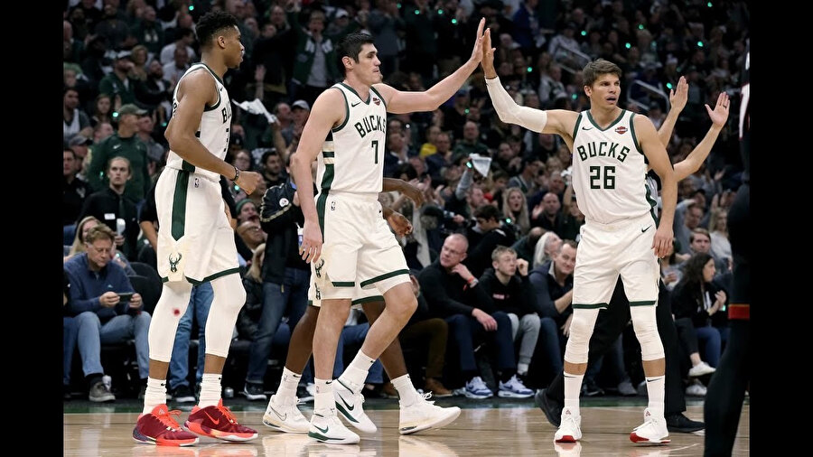 Milwaukee Bucks 27 karşılaşmada 24 galibiyet elde etti.
